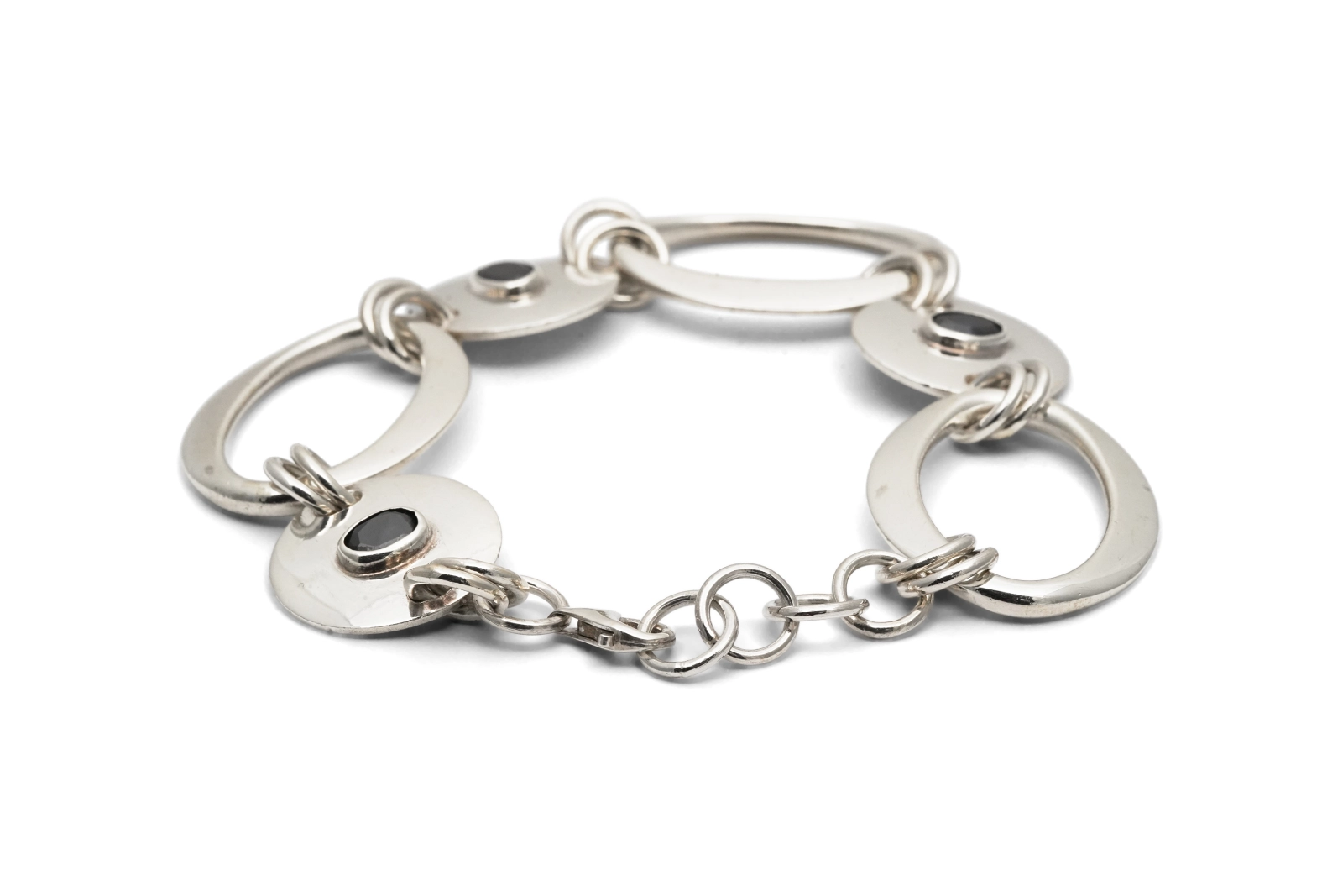Bracelet contemporain en argent 925 serti d'améthystes