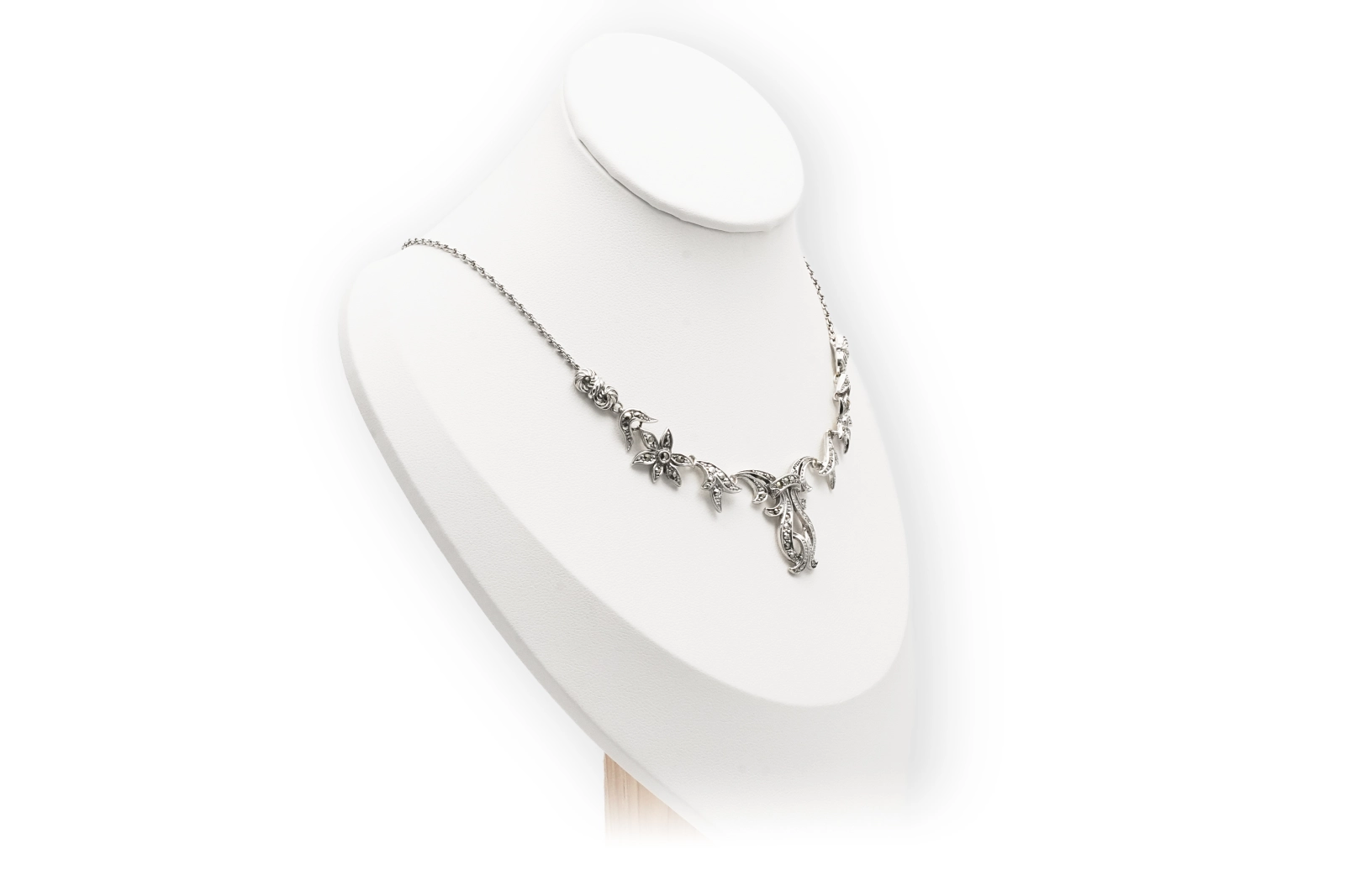 Collier Art Déco en argent 800 serti de marcassites