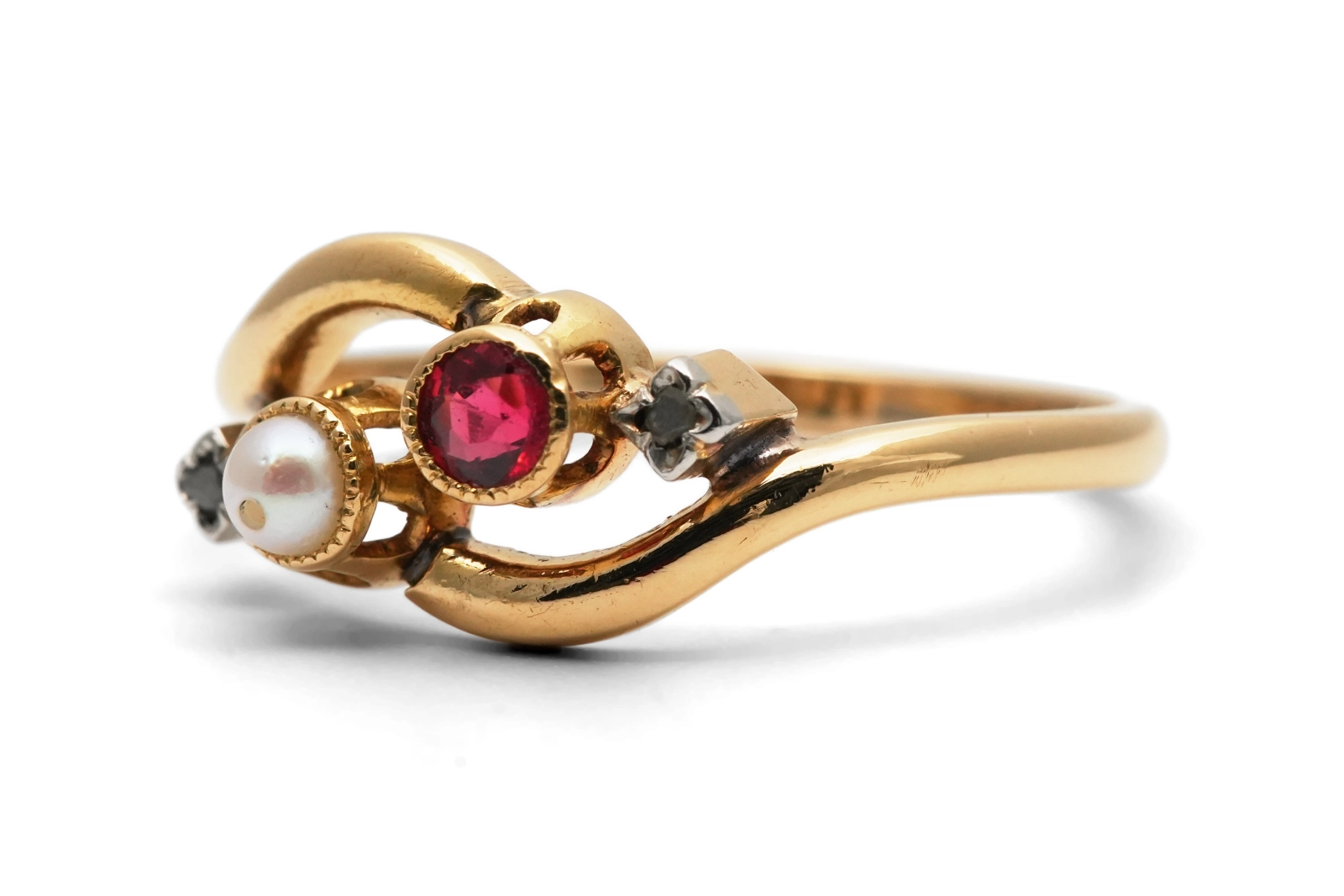 Bague Art Nouveau en or jaune 18 carats sertie d'une perle, d'un rubis et de diamants taille "rose"