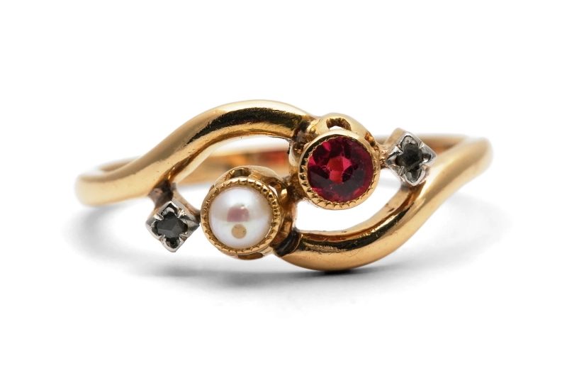 Bague Art Nouveau en or jaune 18 carats sertie d'une perle, d'un rubis et de diamants taille "rose"