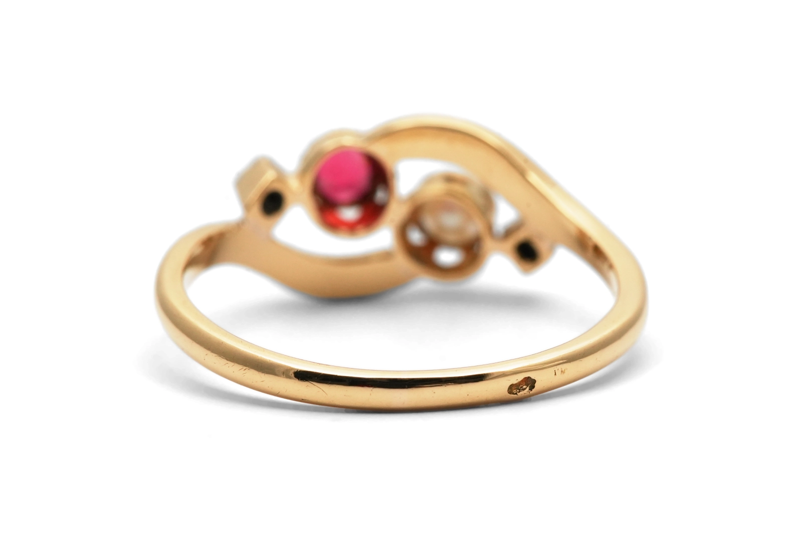 Bague Art Nouveau en or jaune 18 carats sertie d'une perle, d'un rubis et de diamants taille "rose"