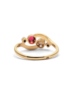 Bague Art Nouveau en or jaune 18 carats sertie d'une perle, d'un rubis et de diamants taille "rose"