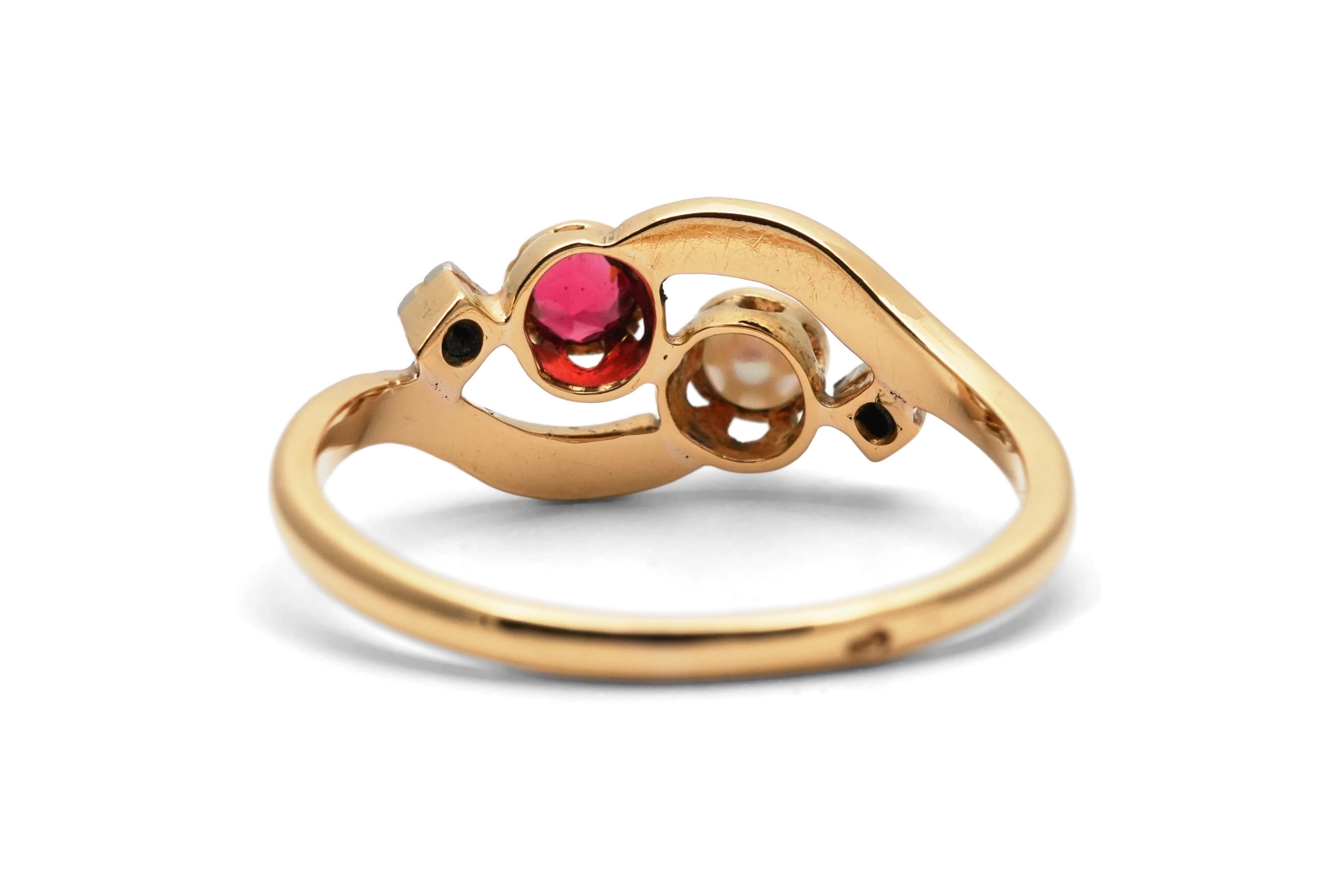 Bague Art Nouveau en or jaune 18 carats sertie d'une perle, d'un rubis et de diamants taille "rose"