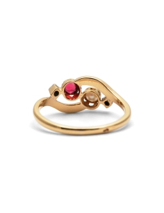 Bague Art Nouveau en or jaune 18 carats sertie d'une perle, d'un rubis et de diamants taille "rose"