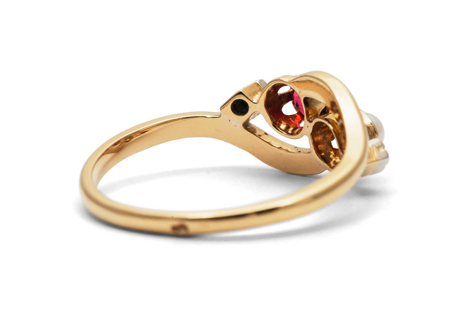 Bague Art Nouveau en or jaune 18 carats sertie d'une perle, d'un rubis et de diamants taille "rose"