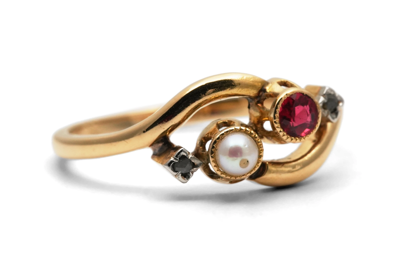 Bague Art Nouveau en or jaune 18 carats sertie d'une perle, d'un rubis et de diamants taille "rose"