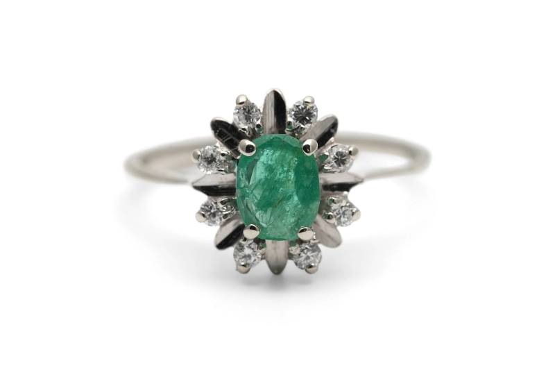Bague Années 70 en or blanc 18 carats sertie d'une émeraude et de diamants taille "brillant" (+-0.11 ct)