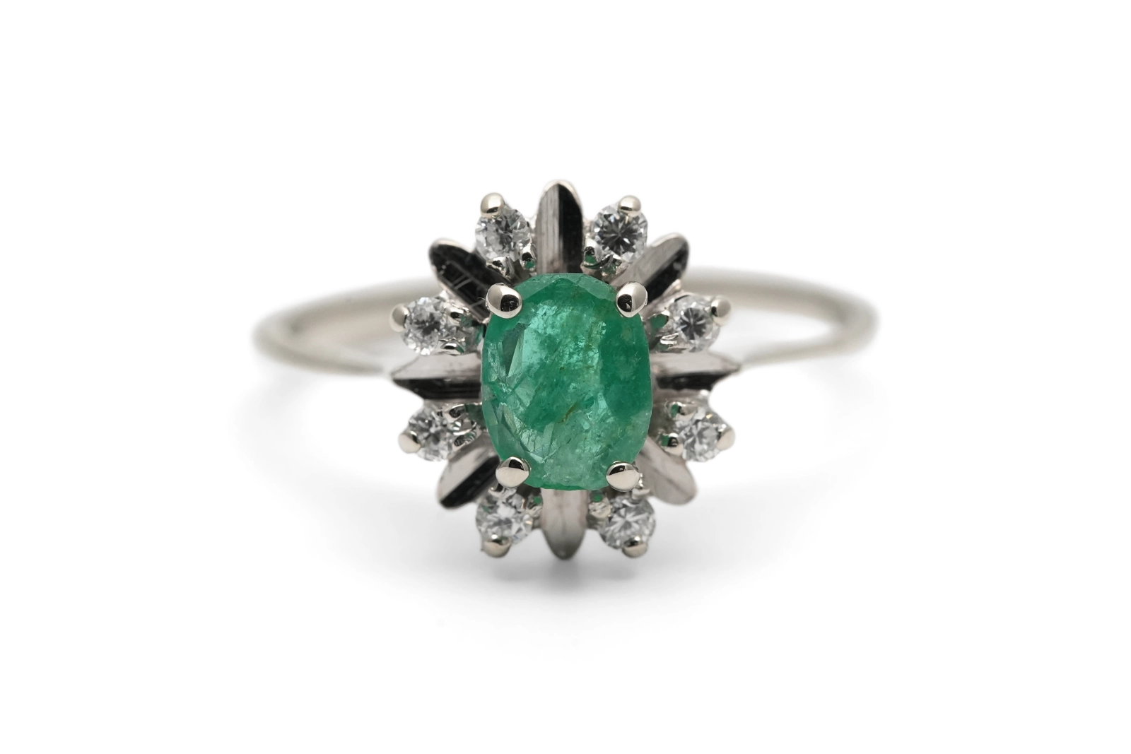 Bague Années 70 en or blanc 18 carats sertie d'une émeraude et de diamants taille "brillant" (+-0.11 ct)