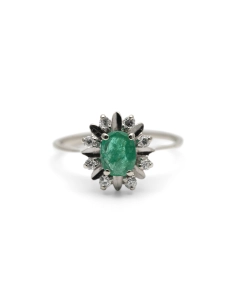 Bague Années 70 en or blanc 18 carats sertie d'une émeraude et de diamants taille "brillant" (+-0.11 ct)