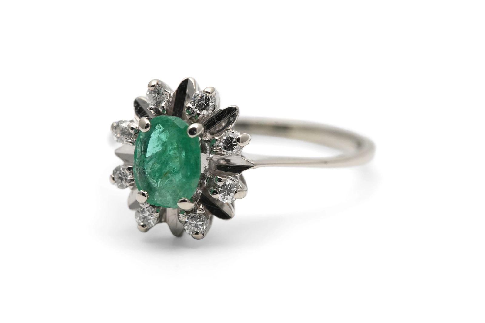 Bague Années 70 en or blanc 18 carats sertie d'une émeraude et de diamants taille "brillant" (+-0.11 ct)