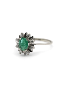 Bague Années 70 en or blanc 18 carats sertie d'une émeraude et de diamants taille "brillant" (+-0.11 ct)