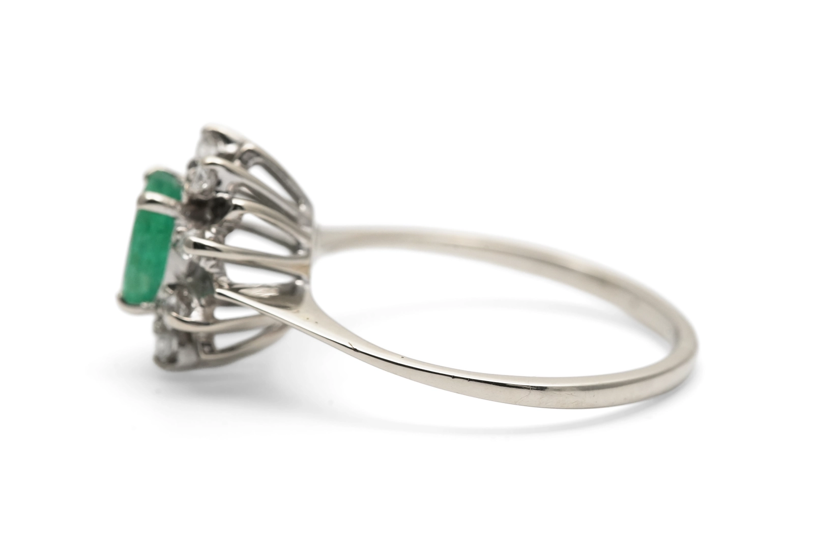 Bague Années 70 en or blanc 18 carats sertie d'une émeraude et de diamants taille "brillant" (+-0.11 ct)