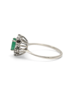 Bague Années 70 en or blanc 18 carats sertie d'une émeraude et de diamants taille "brillant" (+-0.11 ct)