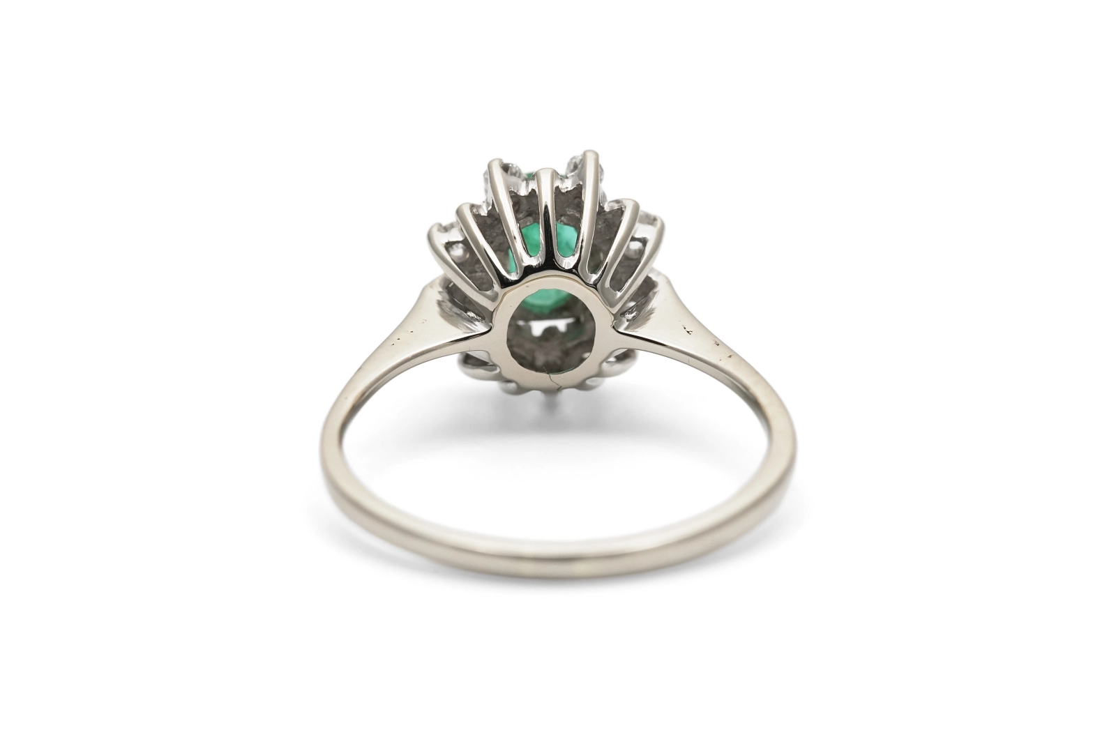 Bague Années 70 en or blanc 18 carats sertie d'une émeraude et de diamants taille "brillant" (+-0.11 ct)
