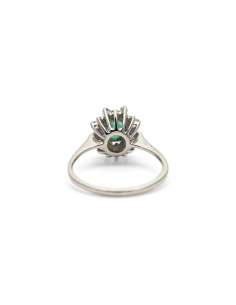 Bague Années 70 en or blanc 18 carats sertie d'une émeraude et de diamants taille "brillant" (+-0.11 ct)