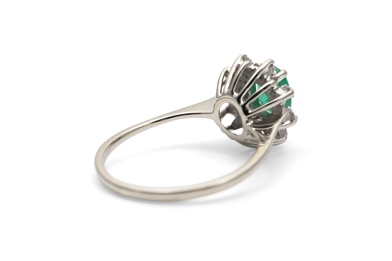Bague Années 70 en or blanc 18 carats sertie d'une émeraude et de diamants taille "brillant" (+-0.11 ct)