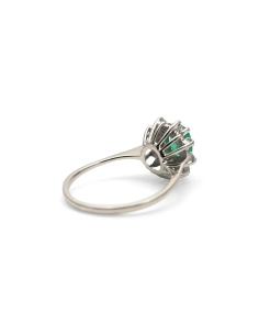 Bague Années 70 en or blanc 18 carats sertie d'une émeraude et de diamants taille "brillant" (+-0.11 ct)