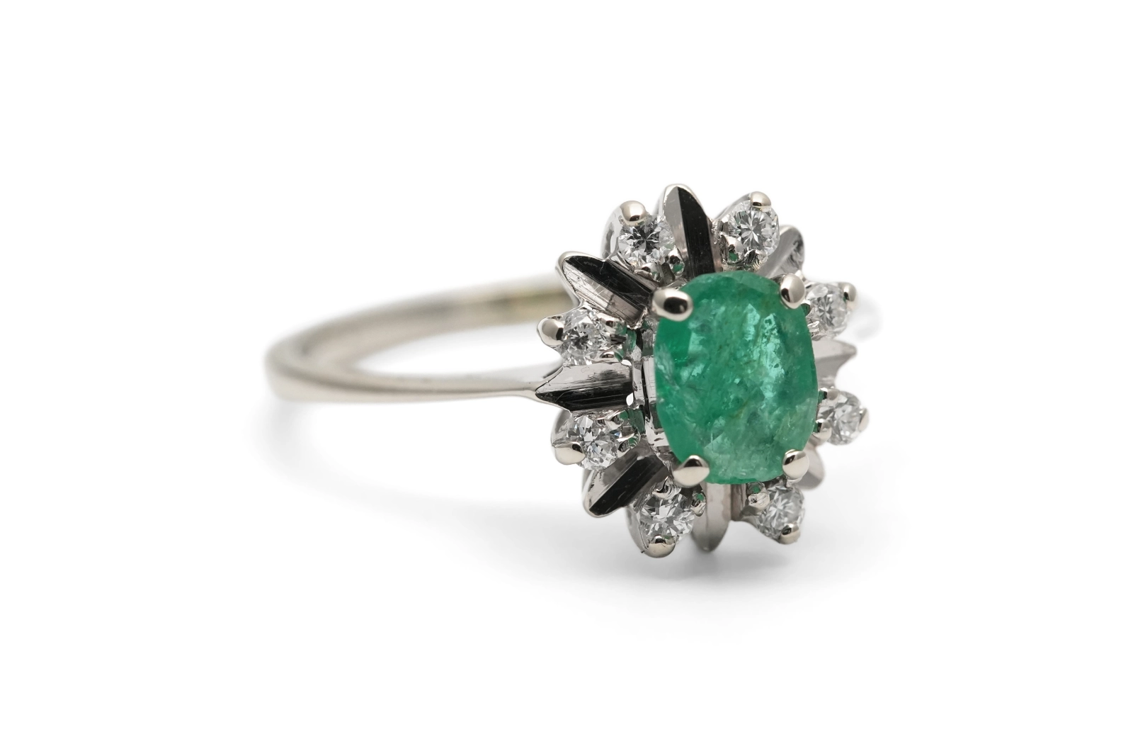 Bague Années 70 en or blanc 18 carats sertie d'une émeraude et de diamants taille "brillant" (+-0.11 ct)