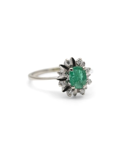 Bague Années 70 en or blanc 18 carats sertie d'une émeraude et de diamants taille "brillant" (+-0.11 ct)