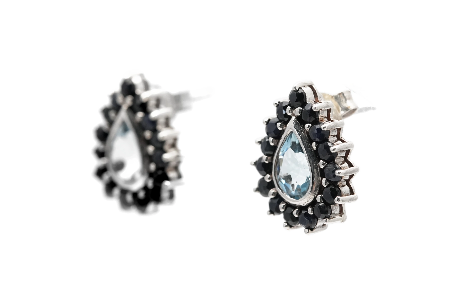Boucles d'oreilles contemporaines en argent 925 serties de topazes et de saphirs