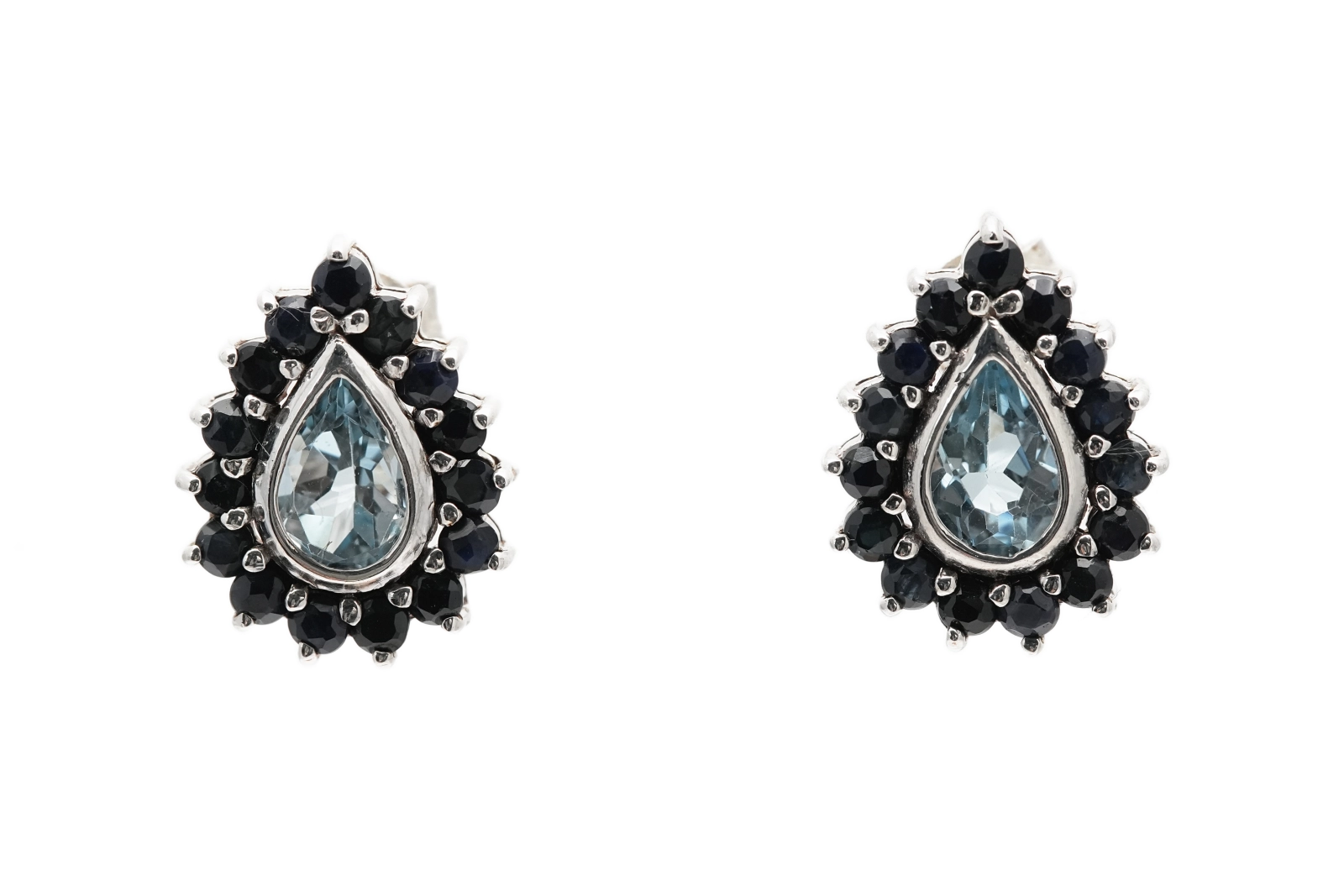 Boucles d'oreilles contemporaines en argent 925 serties de topazes et de saphirs