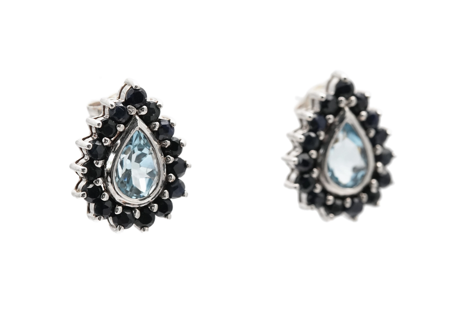 Boucles d'oreilles contemporaines en argent 925 serties de topazes et de saphirs