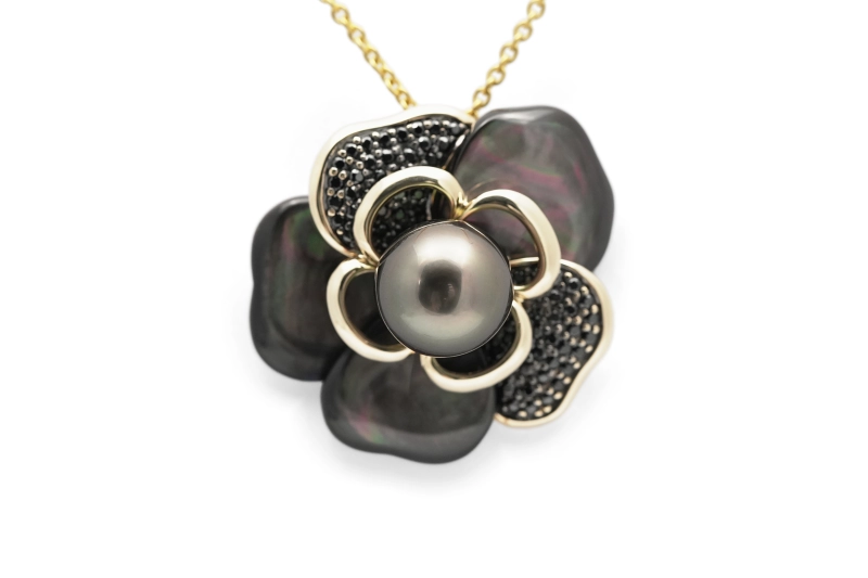 Pendentif fleur contemporain en or jaune 9 carats serti d'une perle, de nacre et de zirconiums noirs