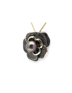 Pendentif fleur contemporain en or jaune 9 carats serti d'une perle, de nacre et de zirconiums noirs