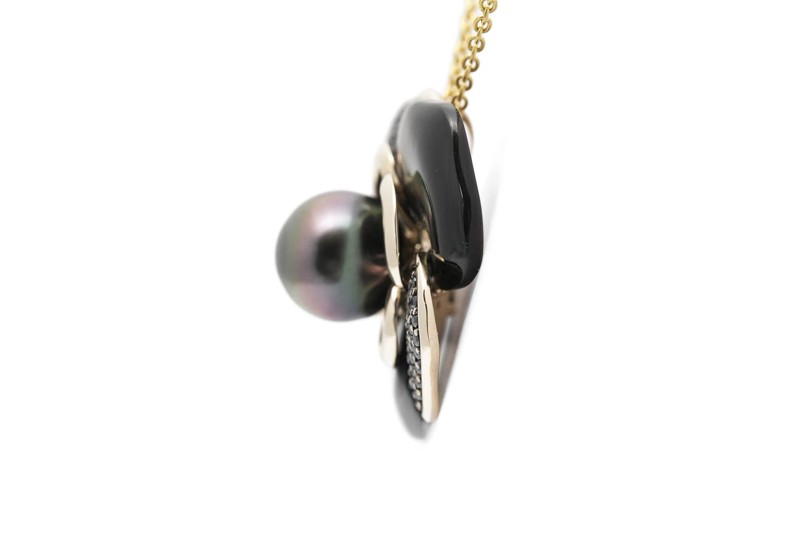 Pendentif fleur contemporain en or jaune 9 carats serti d'une perle, de nacre et de zirconiums noirs