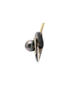 Pendentif fleur contemporain en or jaune 9 carats serti d'une perle, de nacre et de zirconiums noirs