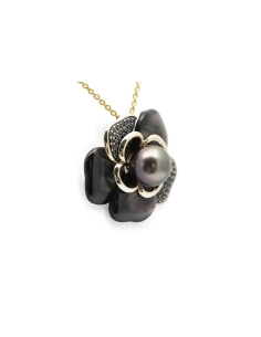 Pendentif fleur contemporain en or jaune 9 carats serti d'une perle, de nacre et de zirconiums noirs