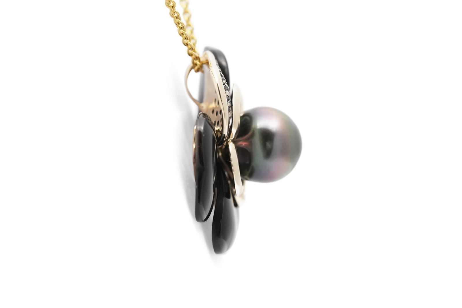 Pendentif fleur contemporain en or jaune 9 carats serti d'une perle, de nacre et de zirconiums noirs