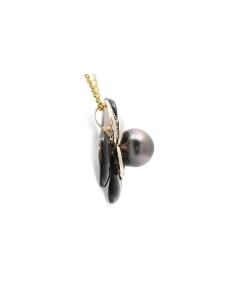 Pendentif fleur contemporain en or jaune 9 carats serti d'une perle, de nacre et de zirconiums noirs