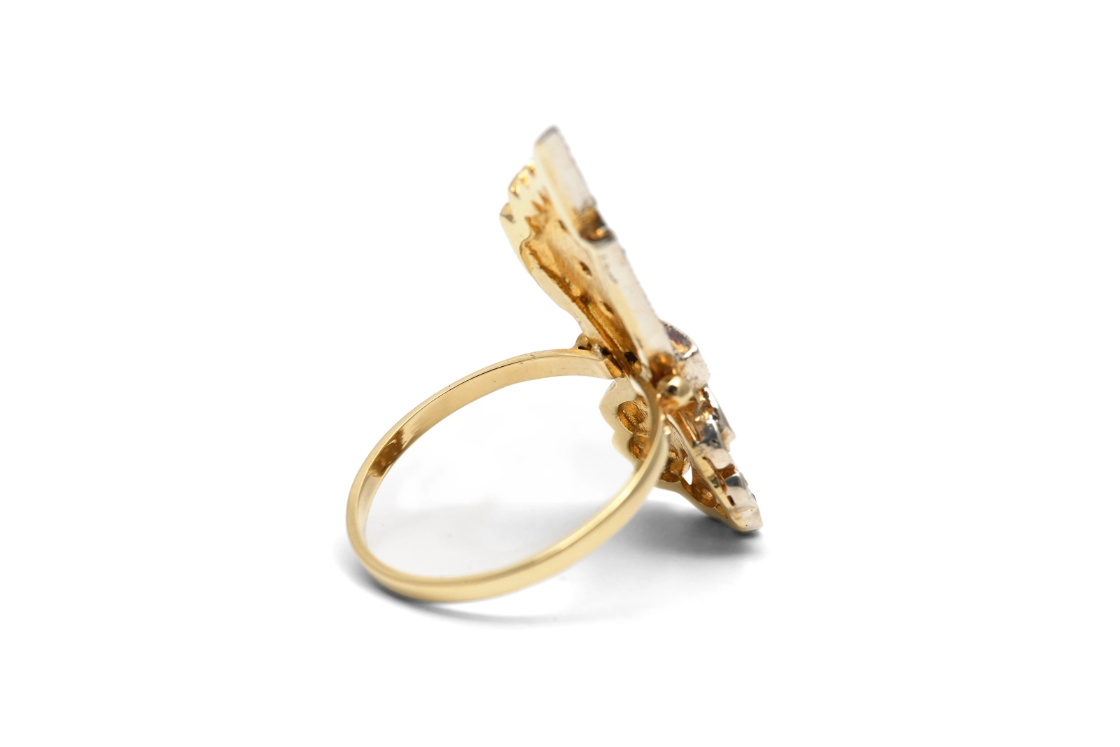 Bague Art Déco en or jaune 14 carats et argent sertie de diamants taille "rose" et de saphirs