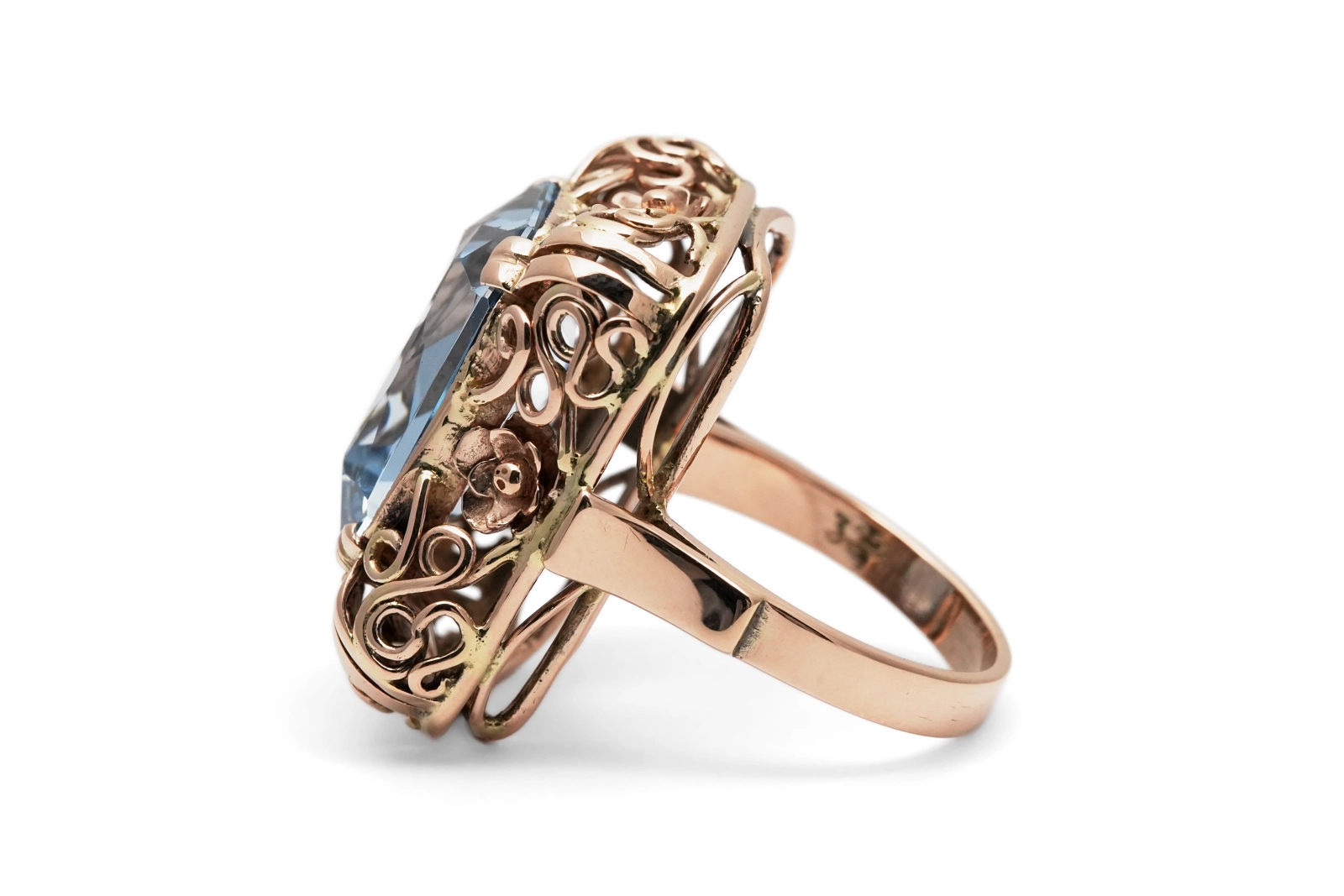 Bague Années 50 en or jaune 8 carats sertie d'une spinelle de synthèse