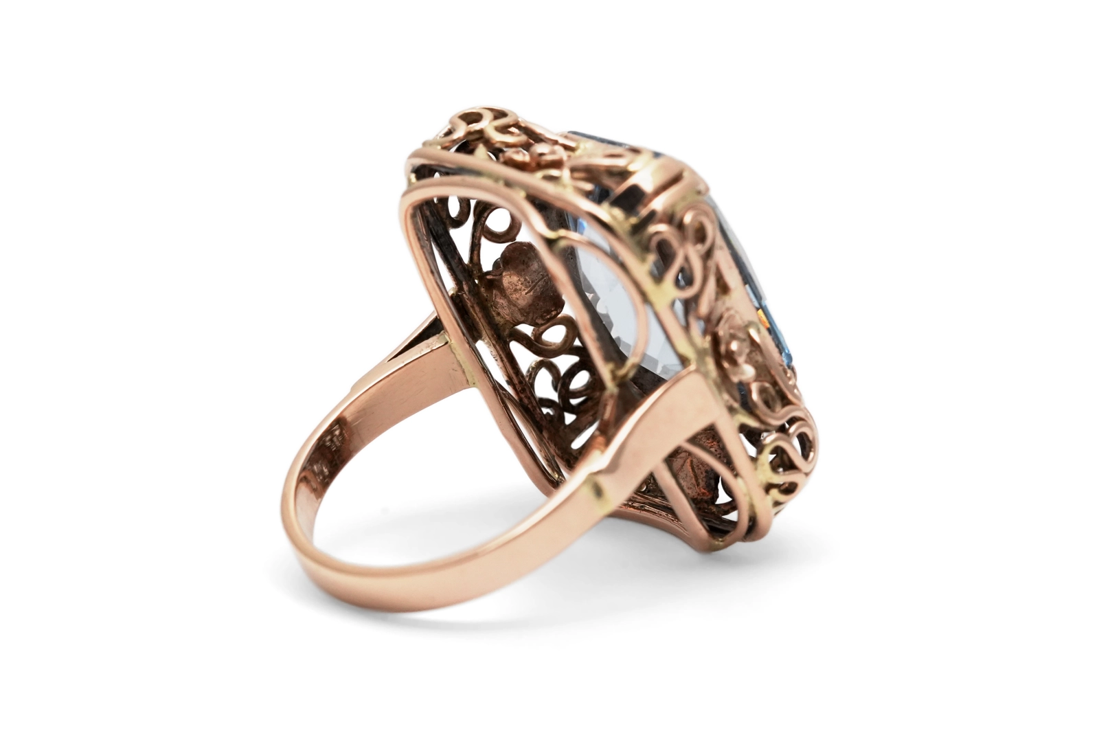 Bague Années 50 en or jaune 8 carats sertie d'une spinelle de synthèse