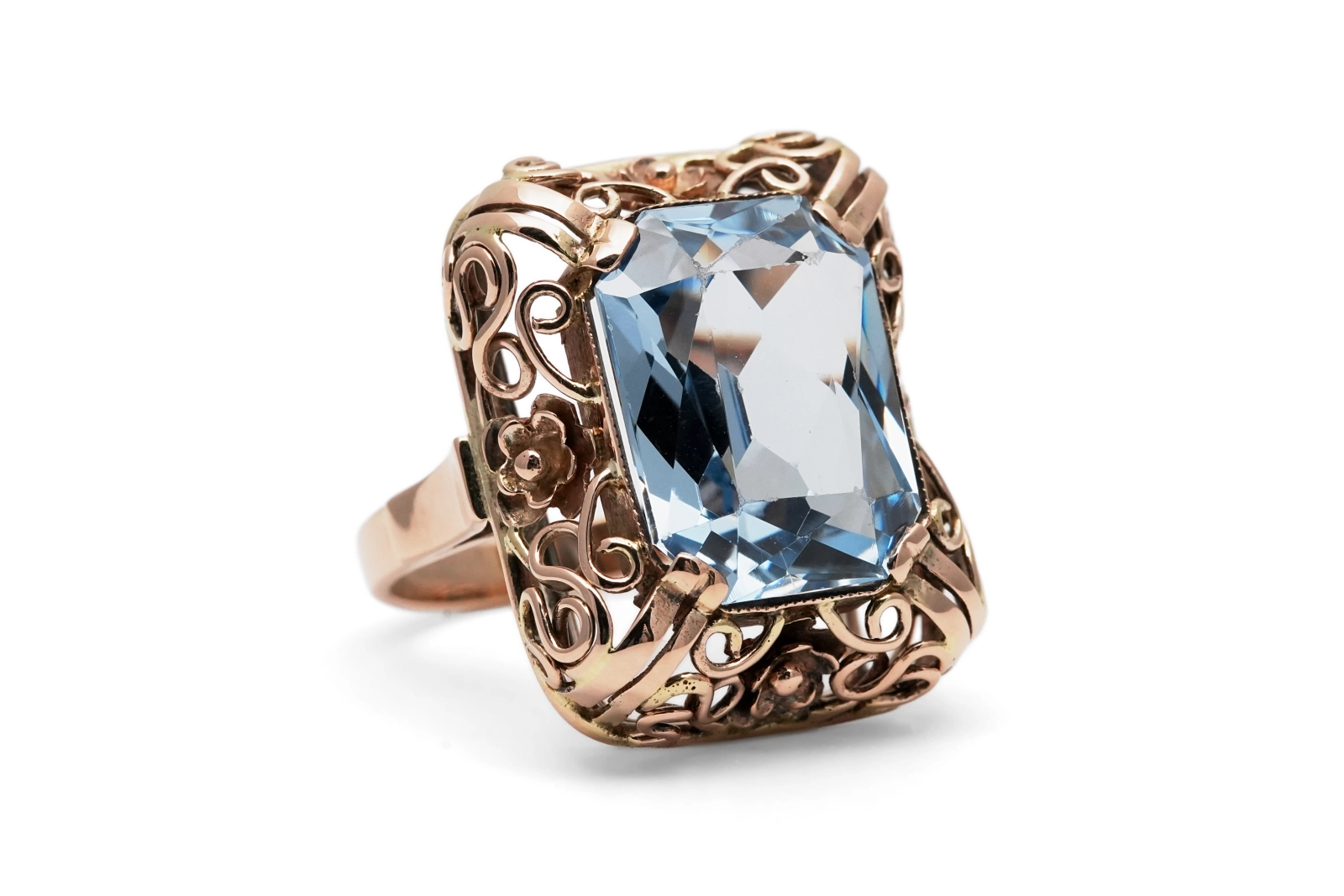 Bague Années 50 en or jaune 8 carats sertie d'une spinelle de synthèse