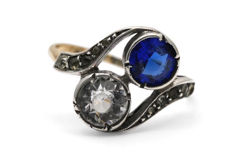 Bague Art Nouveau en or jaune 18 carats et argent sertie d'un saphir de synthèse et de strass
