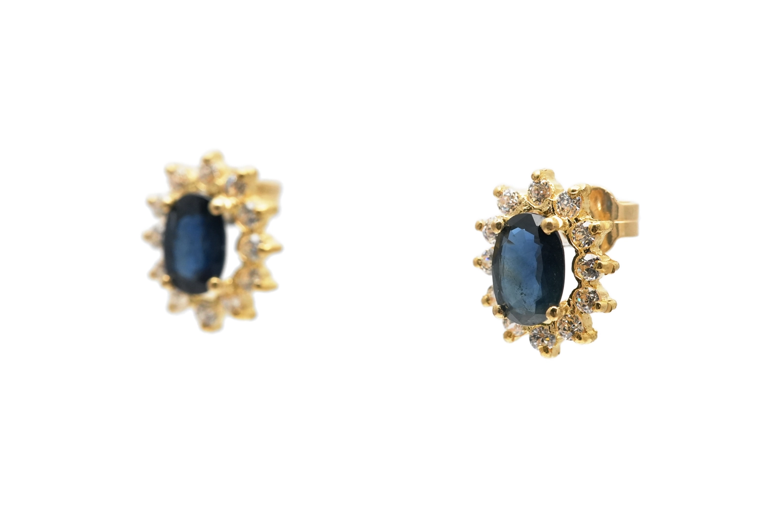 Boucles d'oreilles contemporaines en or jaune 18 carats serties de saphirs et de zirconiums