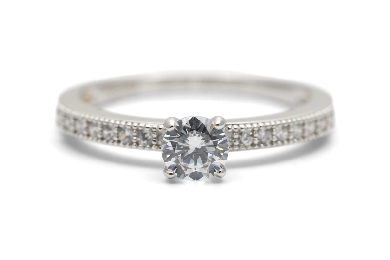 Bague contemporaine en argent 925 sertie de zirconiums
