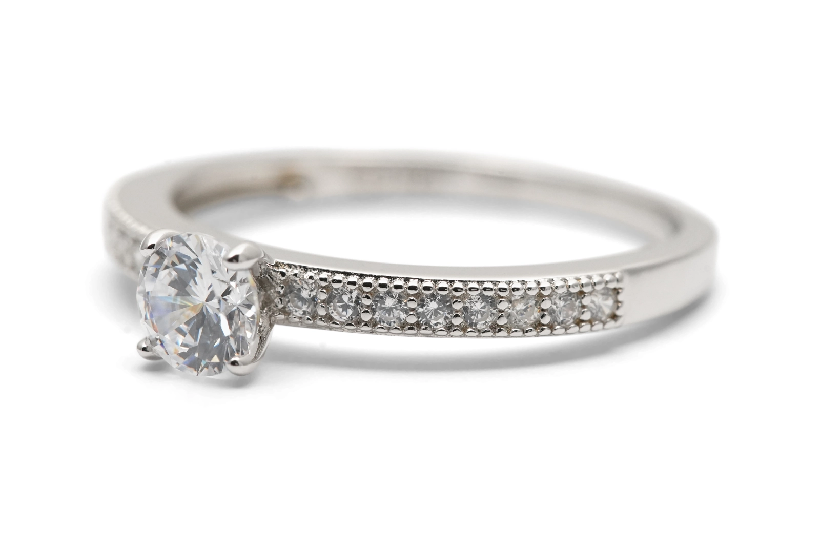 Bague contemporaine en argent 925 sertie de zirconiums