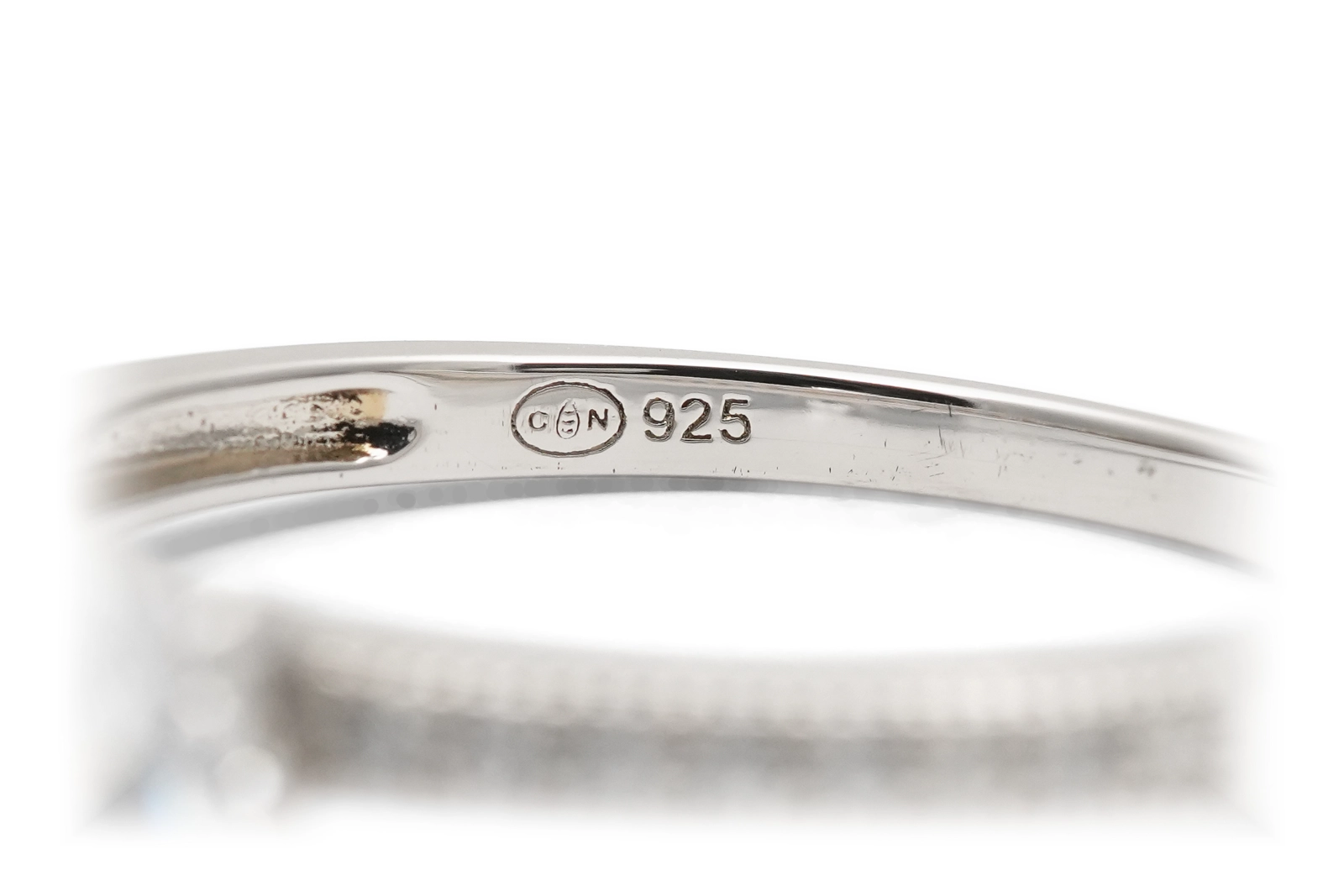 Bague contemporaine en argent 925 sertie de zirconiums
