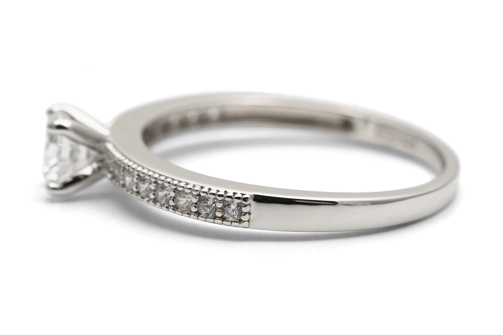 Bague contemporaine en argent 925 sertie de zirconiums
