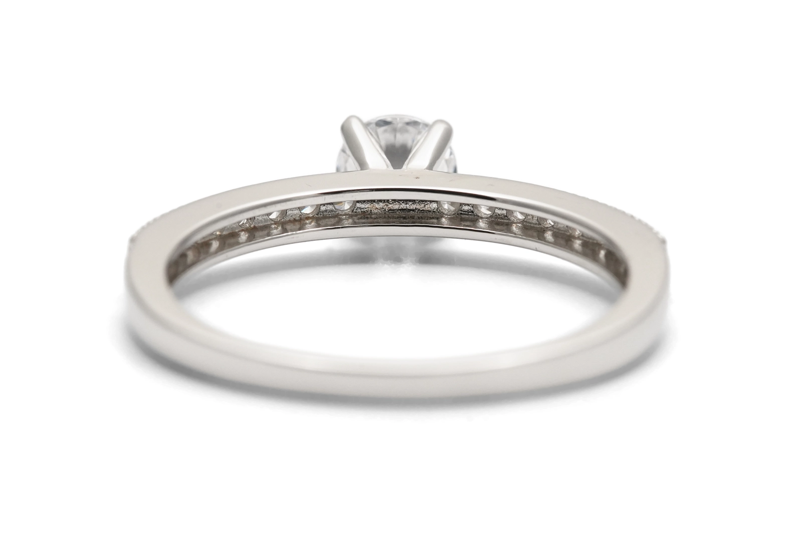 Bague contemporaine en argent 925 sertie de zirconiums