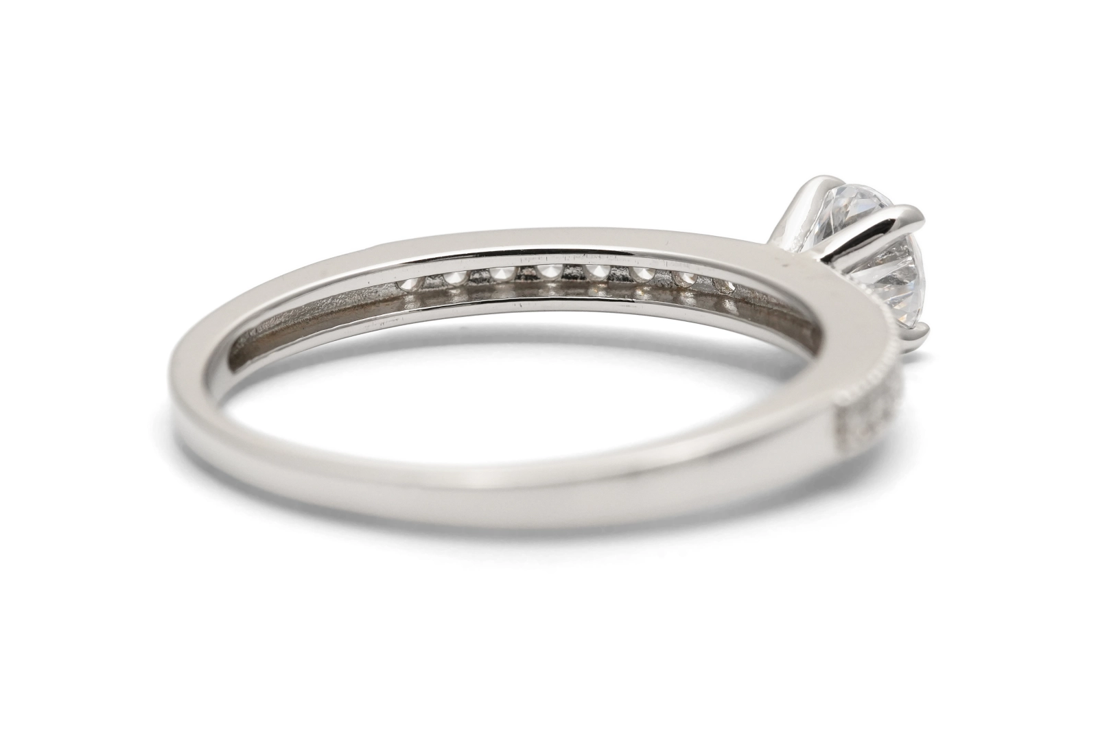 Bague contemporaine en argent 925 sertie de zirconiums