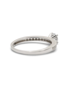 Bague contemporaine en argent 925 sertie de zirconiums