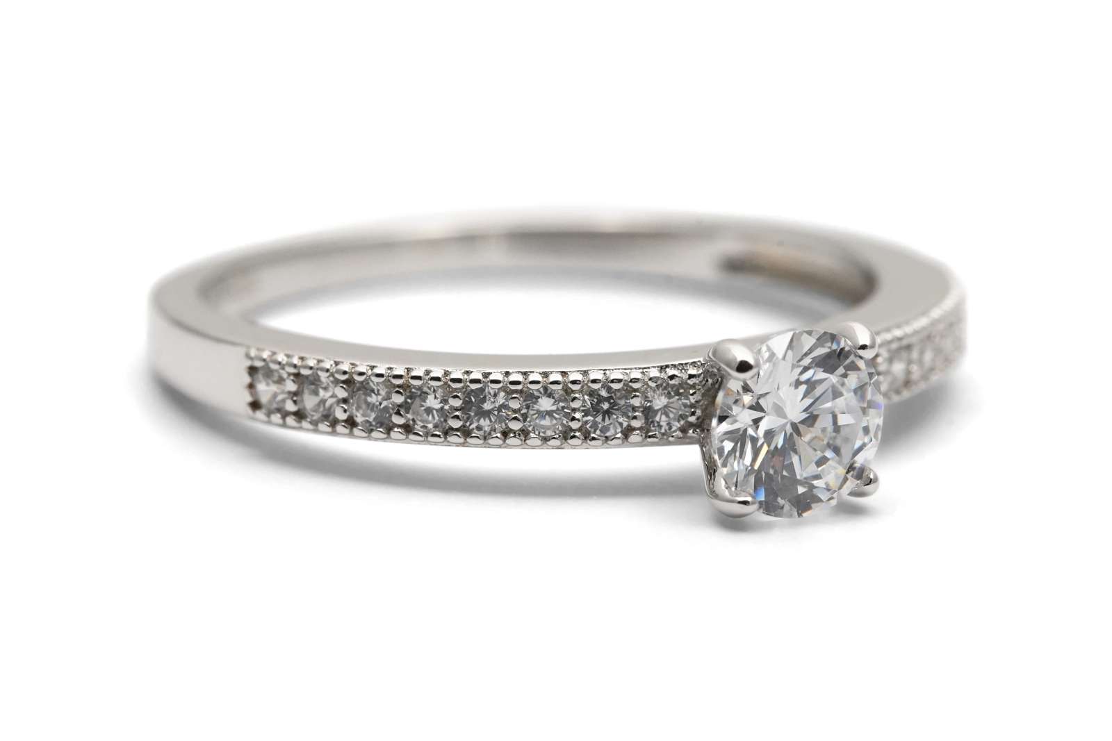 Bague contemporaine en argent 925 sertie de zirconiums