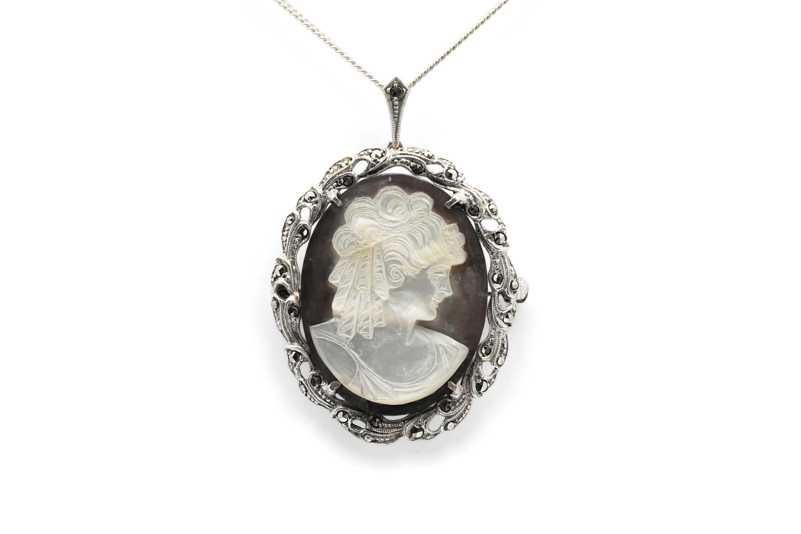 Pendentif / Broche Années 50 en argent serti de nacre et de marcassites