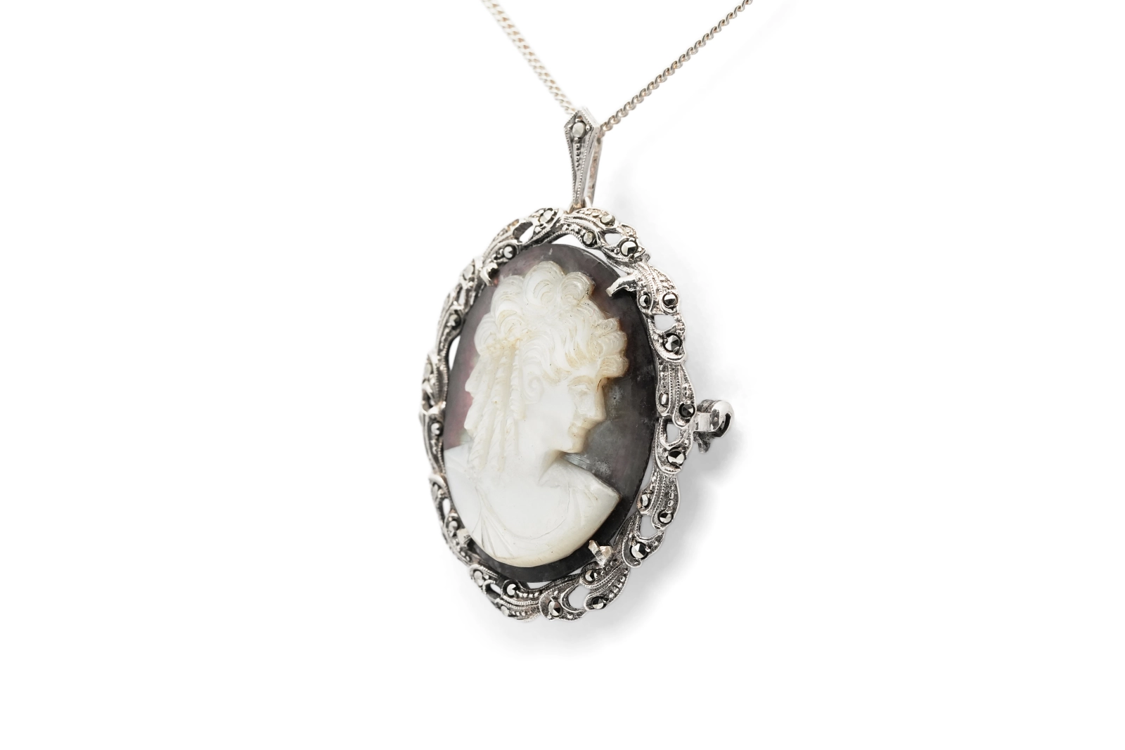 Pendentif / Broche Années 50 en argent serti de nacre et de marcassites
