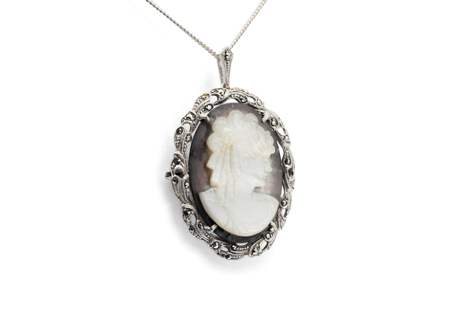 Pendentif / Broche Années 50 en argent serti de nacre et de marcassites